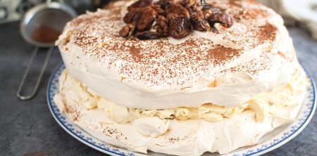 Tort Dakłas czyli tort bezowy z kajmakiem