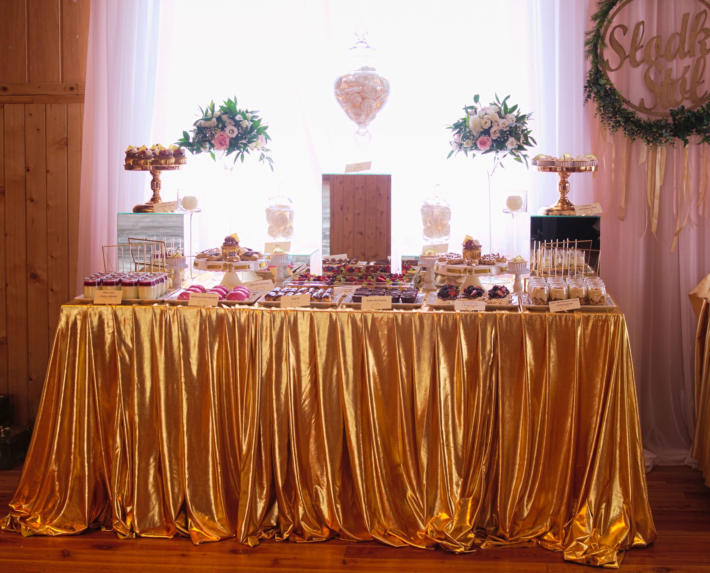 Słodki stół w kolorze złotym