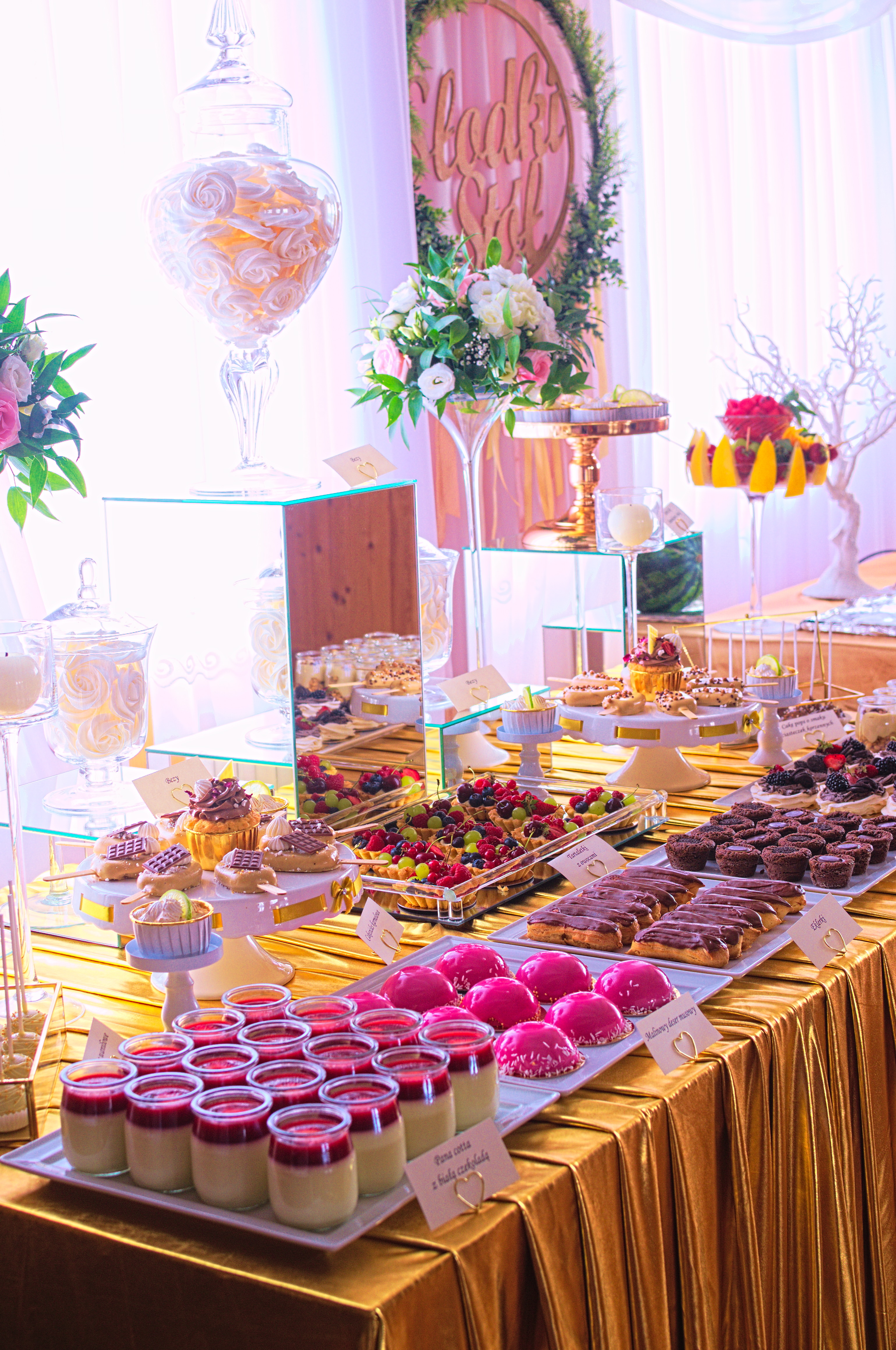 Słodki stół w kolorze złotym
