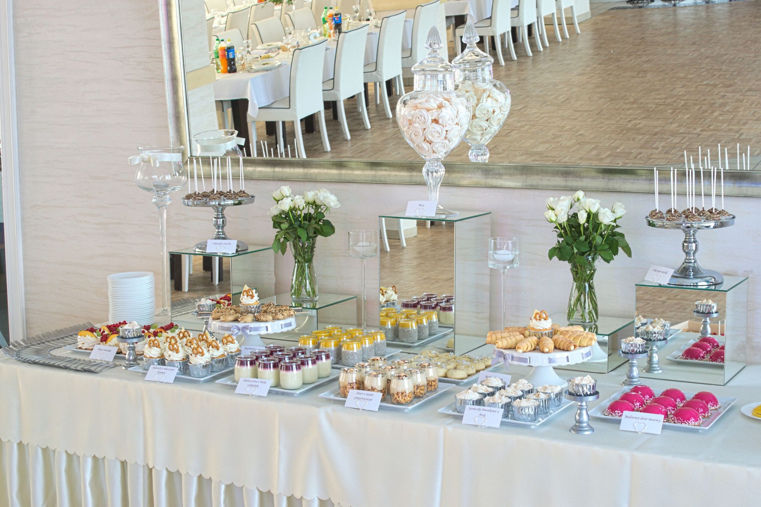 Słodki stół przygotowany na wesele Patrycji i Filipa