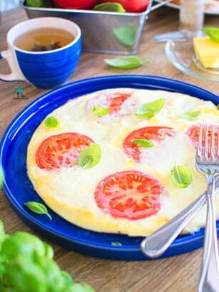 Omlet z pomidorami i mozzarellą