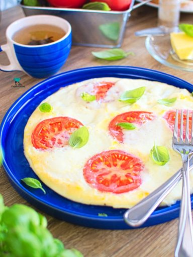 Omlet z pomidorami i mozzarellą