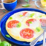 Omlet z pomidorami i mozzarellą