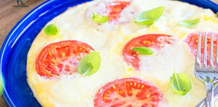 Omlet z pomidorami i mozzarellą