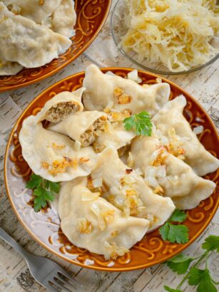 Pierogi z mięsem i kiszoną kapustą