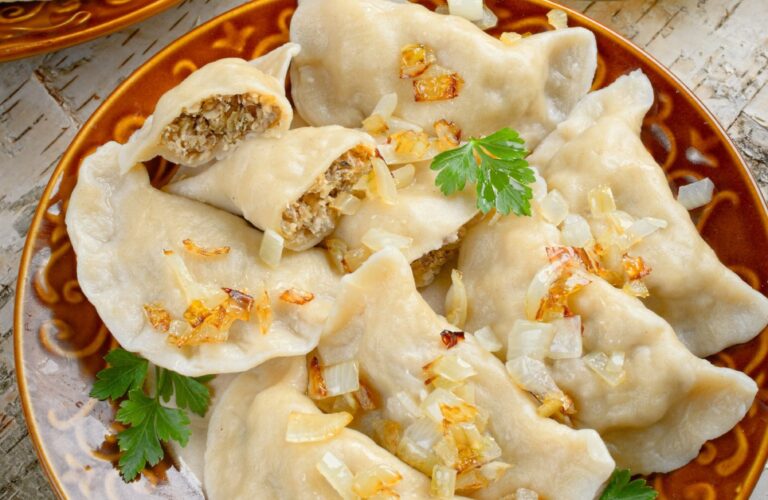 Pierogi z mięsem i kiszoną kapustą