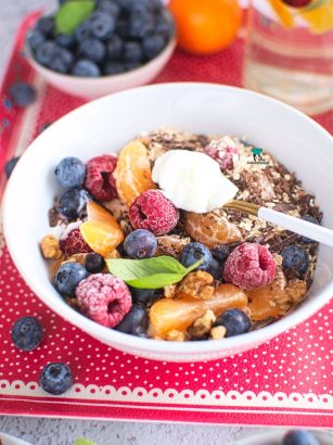 Jogurt z owocami, otrębami i czekoladą