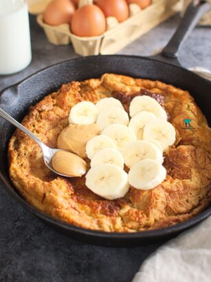 Owsiany dutch baby z masłem orzechowym i bananem