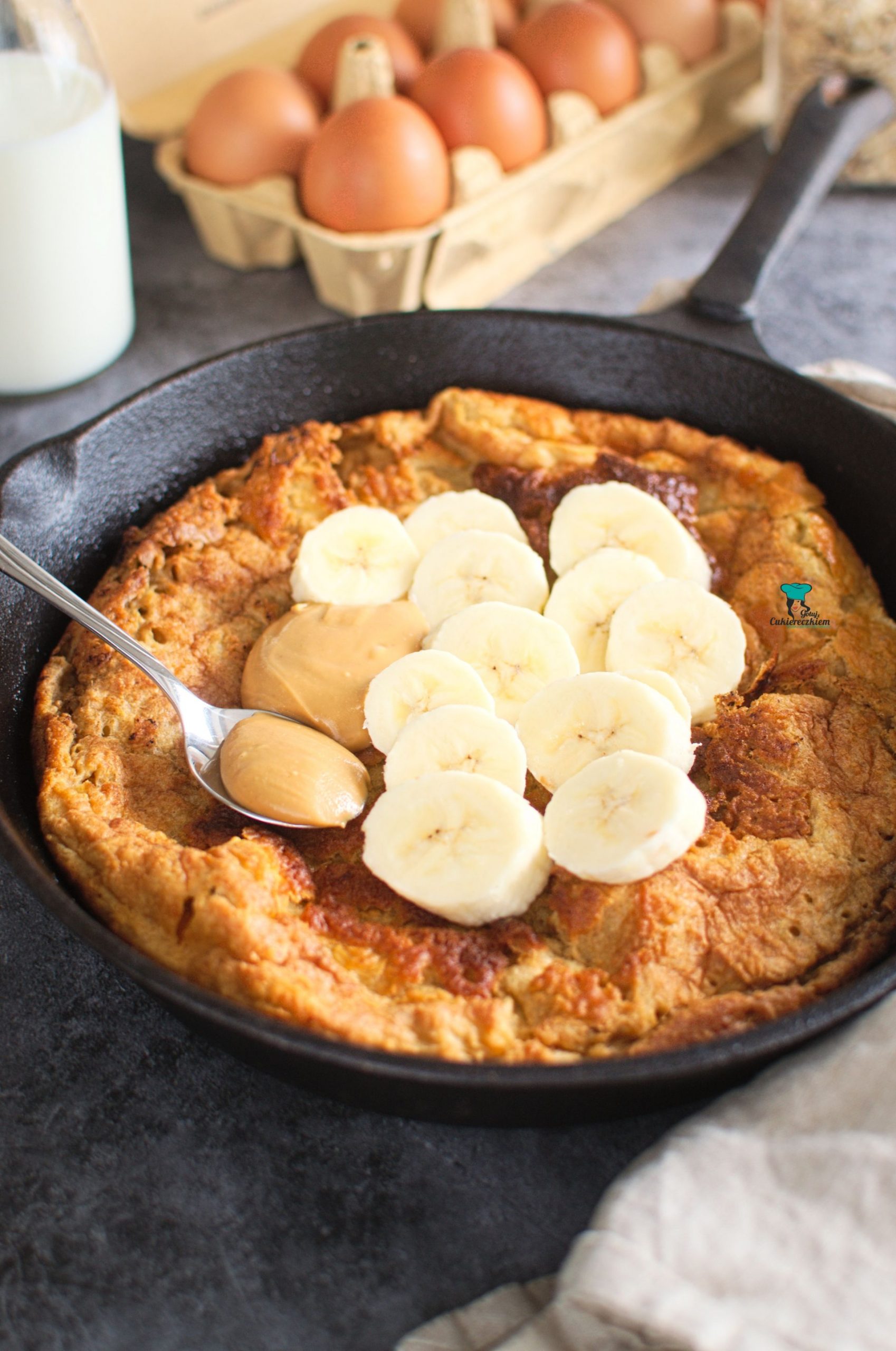 Owsiany dutch baby z masłem orzechowym i bananem
