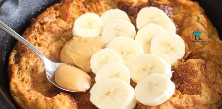 Owsiany dutch baby z masłem orzechowym i bananem