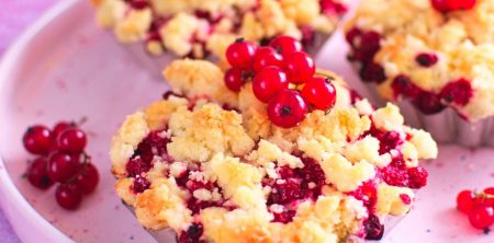 Babeczki z czerwoną porzeczką i kruszonką