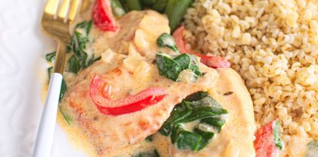 Fileciki z kurczaka w kremowym sosie z papryką i szpinakiem