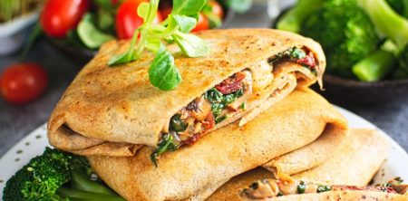 Naleśniki pełnoziarniste ze szpinakiem, pieczarkami i suszonymi pomidorami