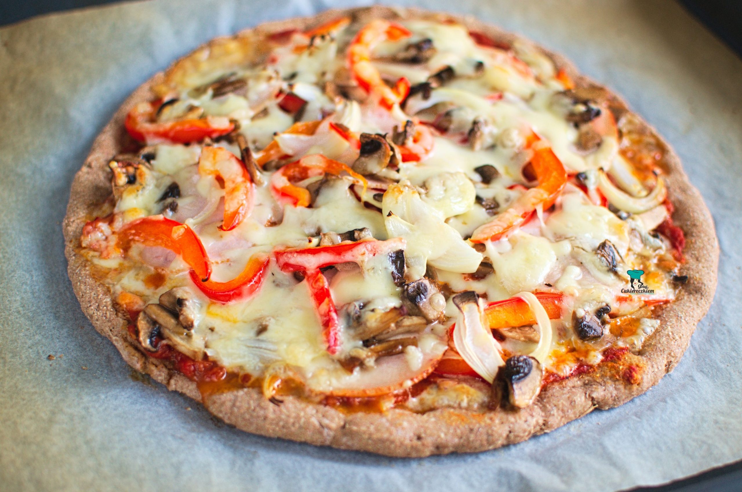 Pizza orkiszowa na cienkim spodzie