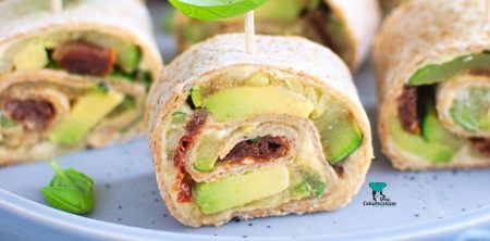 Roladki z tortilli z hummusem, awokado i grillowaną cukinią