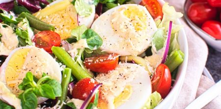 Sałatka z fasolką szparagową, jajkiem i sosem cezar