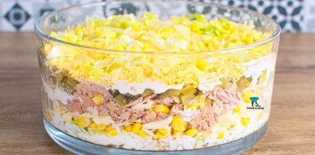 Sałatka z tuńczykiem i ogórkiem kiszonym