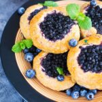 Tort dla budowlańca (śmietankowo-truskawkowy)