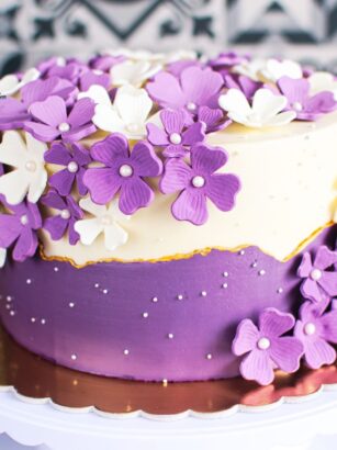 Tort w cukrowe kwiaty