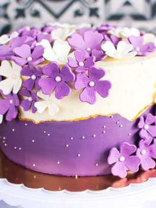Tort w cukrowe kwiaty