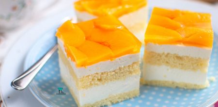 Brzoskwiniowy puszek czyli ciasto z brzoskwiniamii i serkiem homogenizowanym