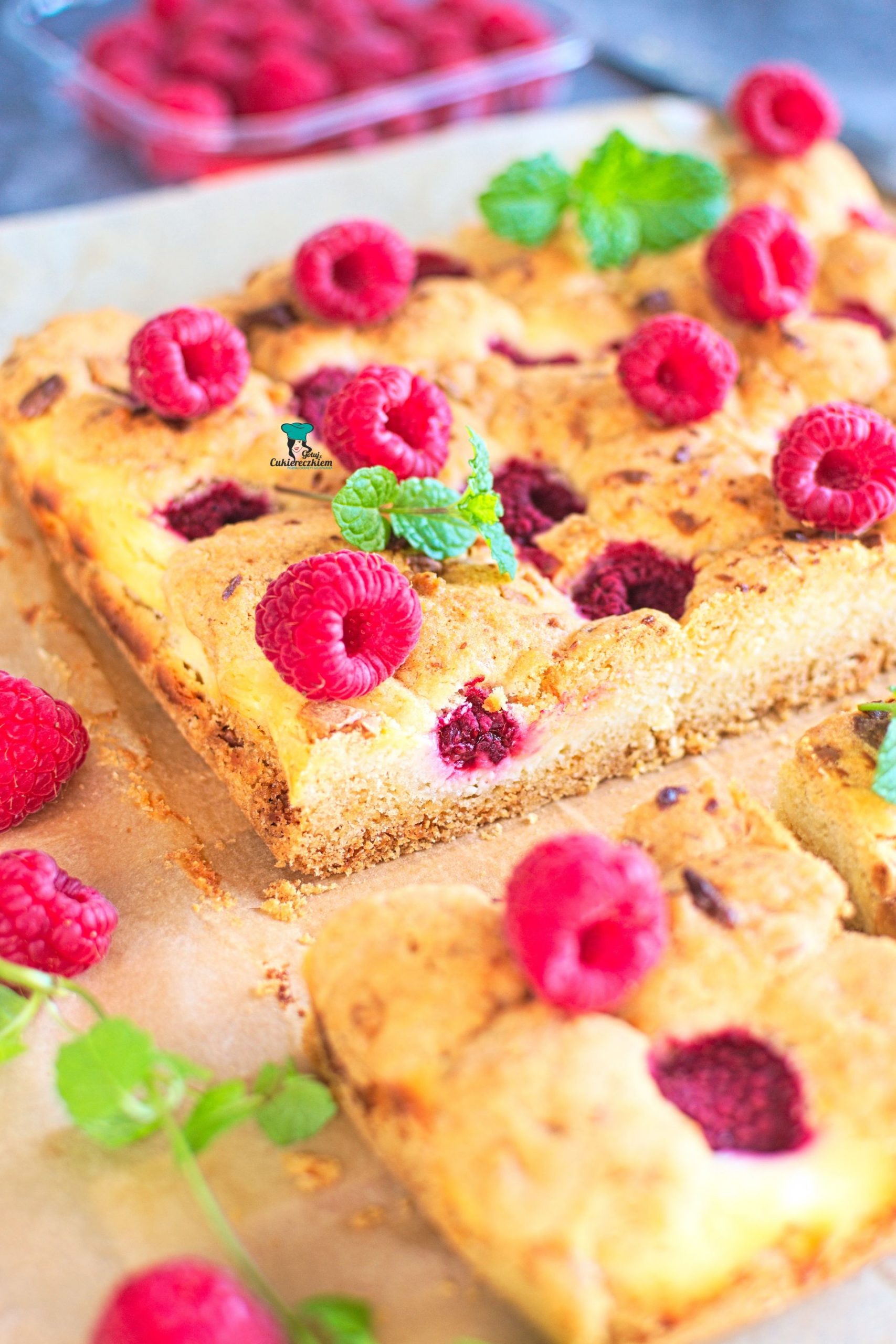 Cookie bars z serkiem, malinami i białą czekoladą