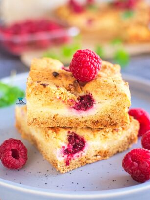 Cookie bars z serkiem, malinami i białą czekoladą