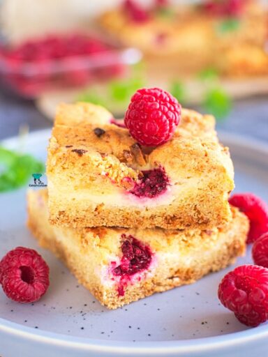 Cookie bars z serkiem, malinami i białą czekoladą