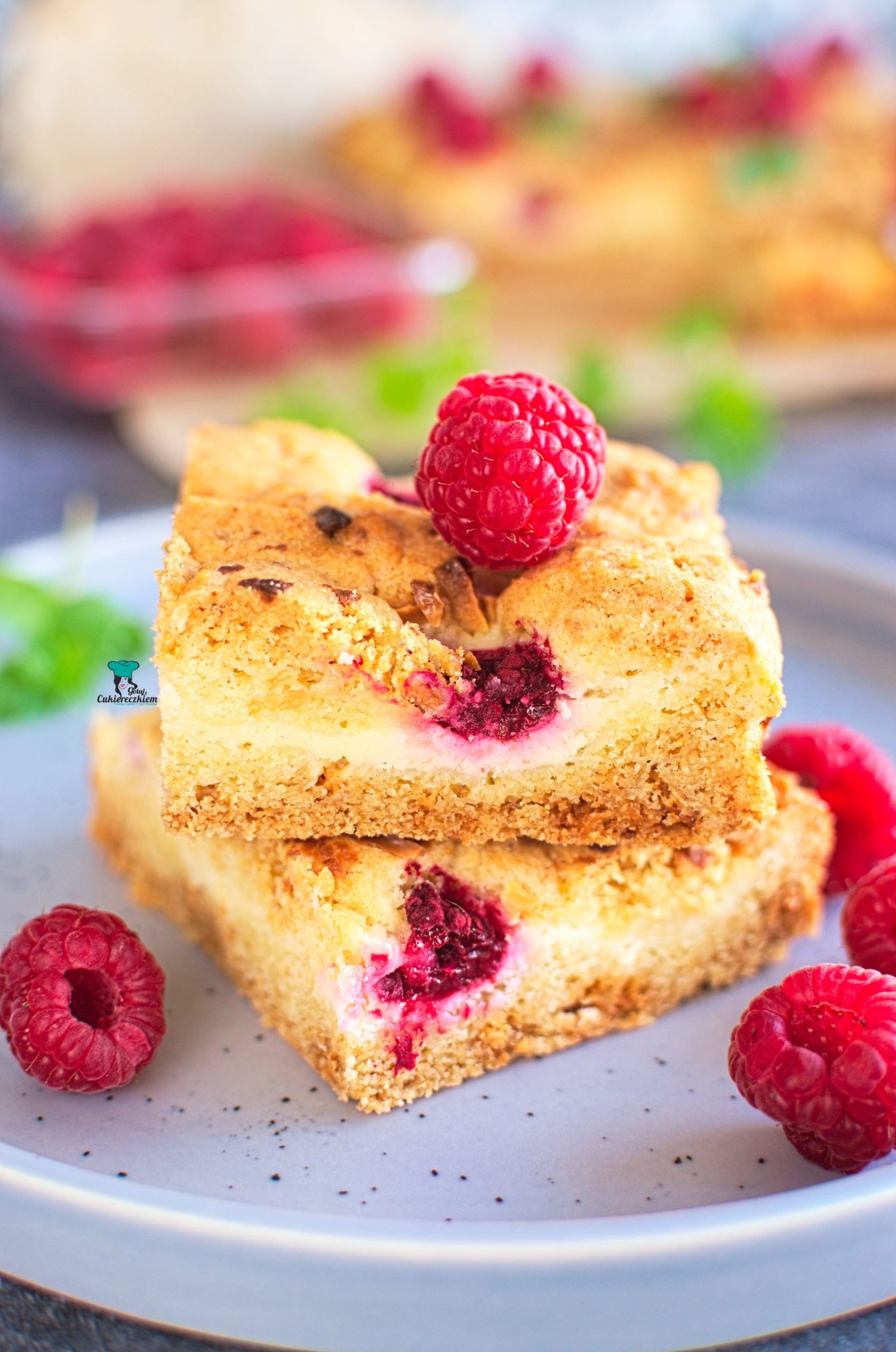 Cookie bars z serkiem, malinami i białą czekoladą