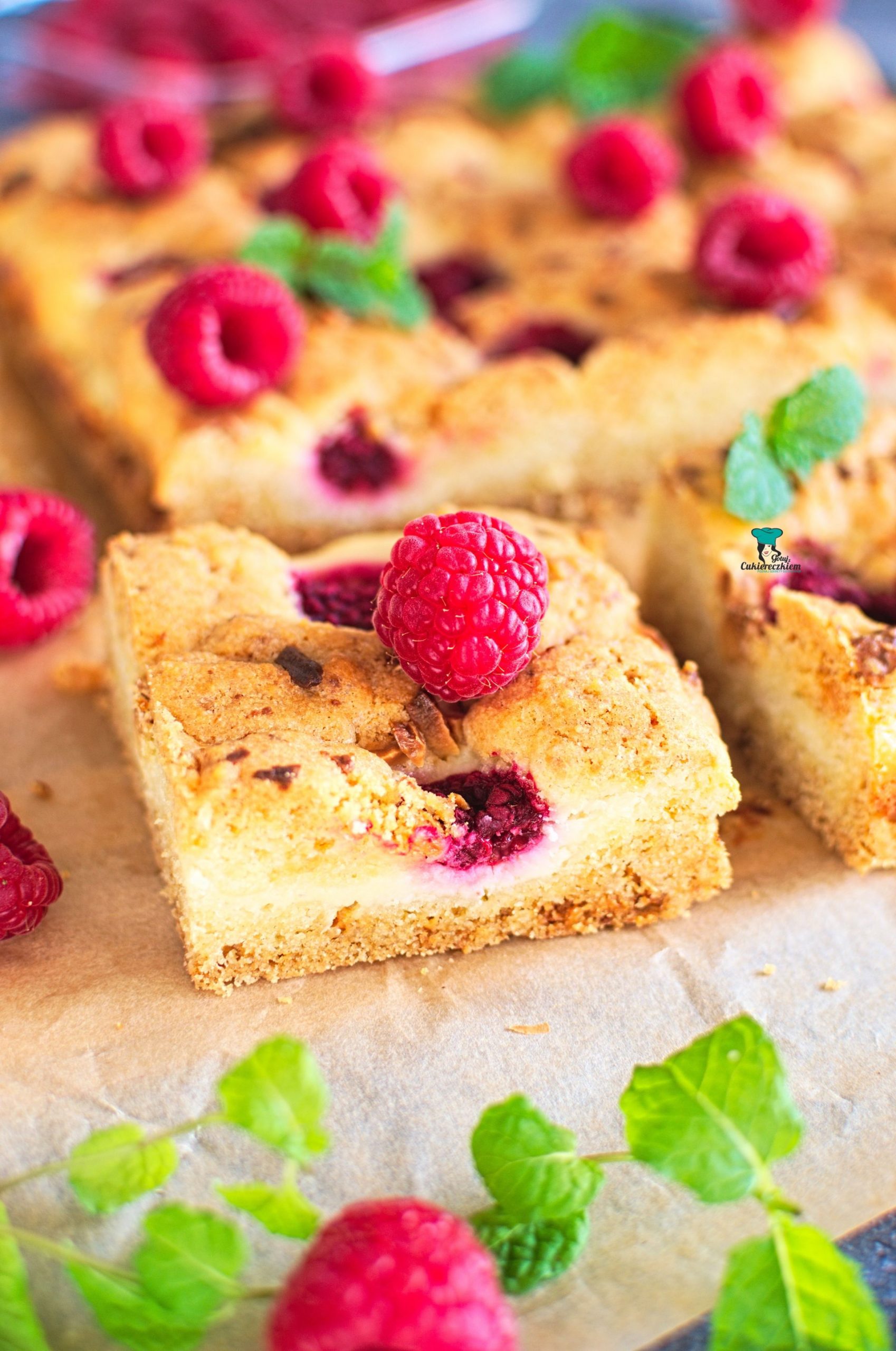 Cookie bars z serkiem, malinami i białą czekoladą