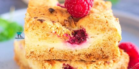 Cookie bars z serkiem, malinami i białą czekoladą