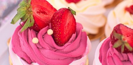 Mini Pavlova z kremem hibiskusowym