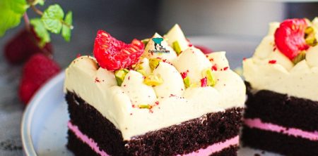 Ciasto czekoladowe z kremem pistacjowym i musem malinowym