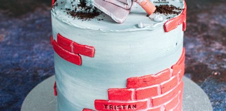 Tort dla budowlańca (śmietankowo-truskawkowy)