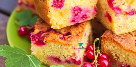 Ciasto z czerwoną porzeczką i marcepanem