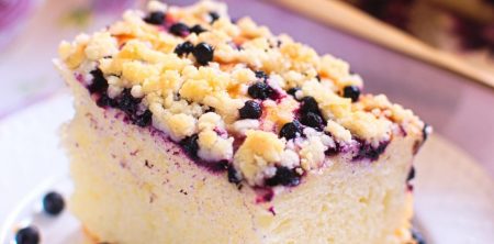 Maślankowe ciasto drożdżowe z jagodami i kruszonką