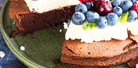 Czekoladowa chmura z kremem i owocami