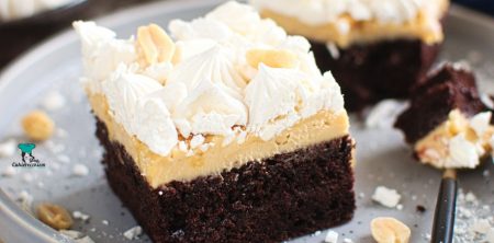 Ciasto czekoladowe z kremem orzechowym i bezami