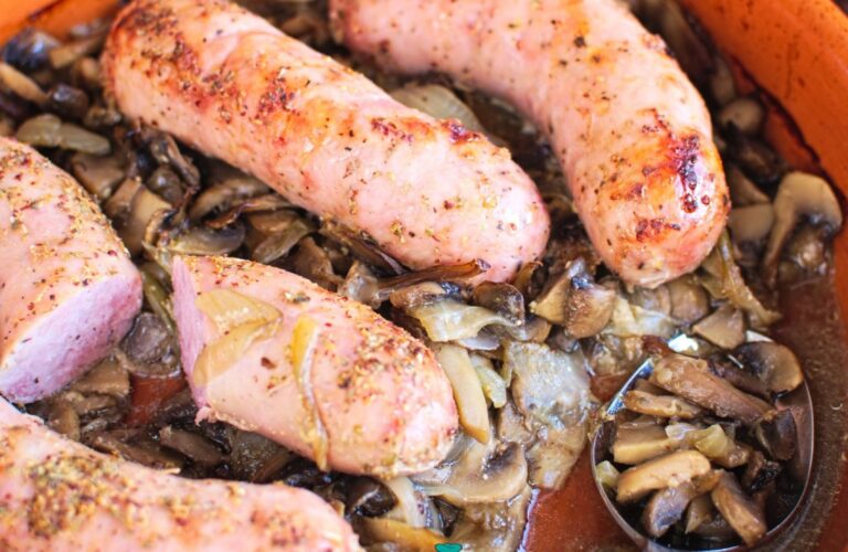 Biała kiełbasa pieczona z pieczarkami