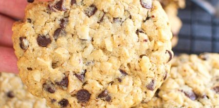 Ciasteczka owsiane z orzechami laskowymi i kropelkami czekolady