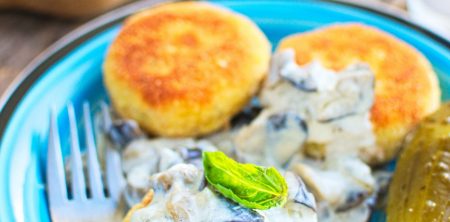 Kotleciki ziemniaczane z sosem z gąsek