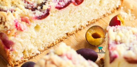 Maślankowe ciasto drożdżowe ze śliwkami i kruszonką