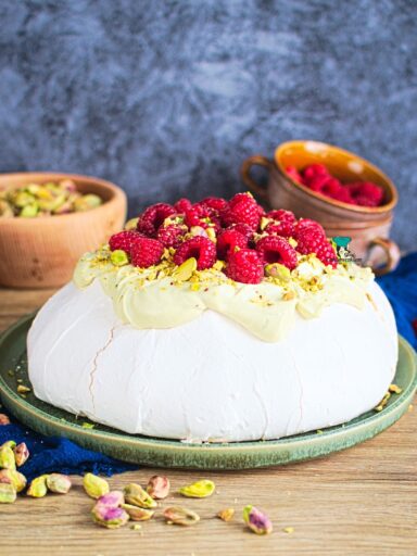 Beza Pavlova z kremem pistacjowym i malinami