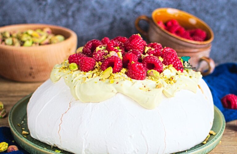 Beza Pavlova z kremem pistacjowym i malinami