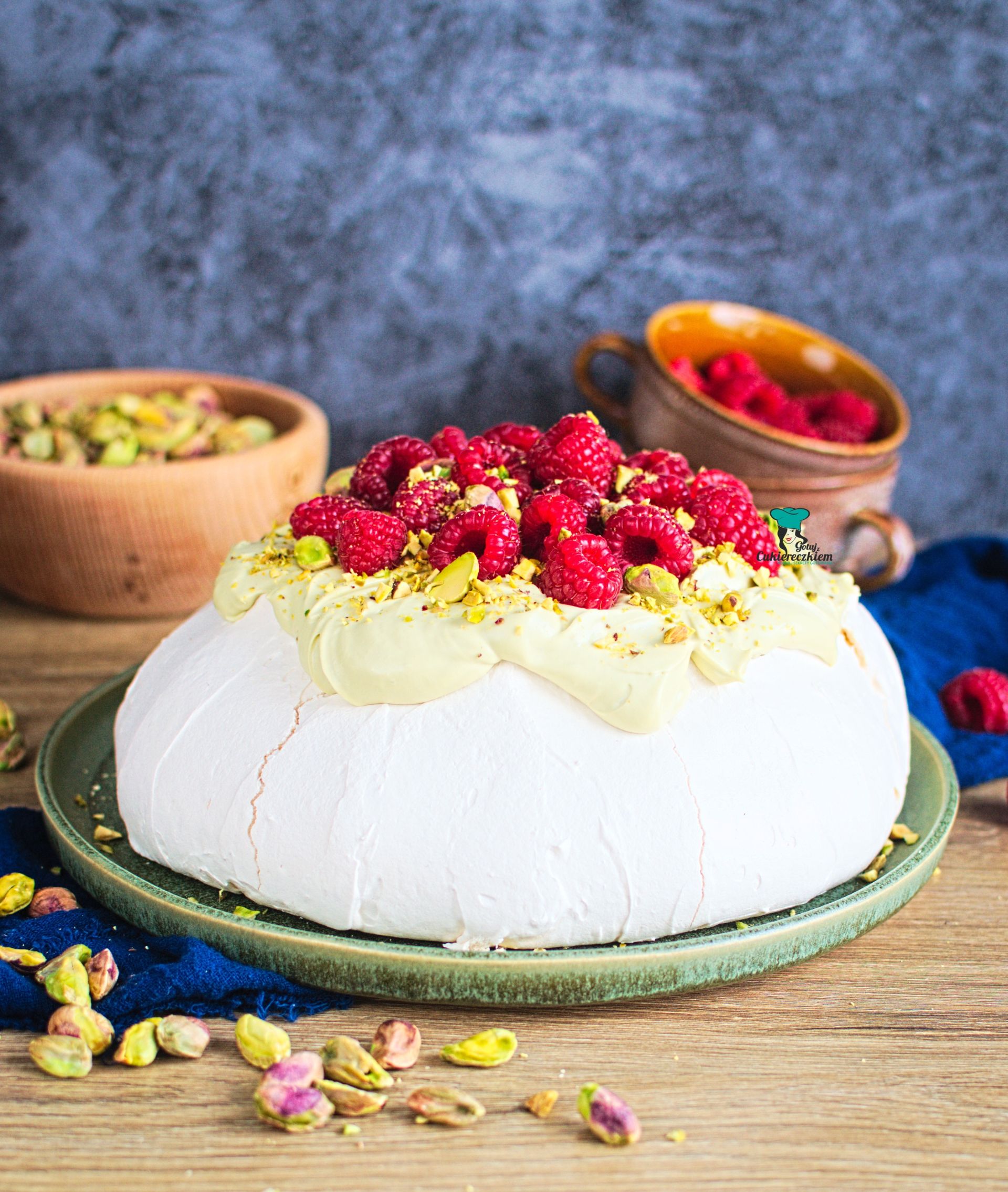Pavlova z kremem pistacjowym i malinami
