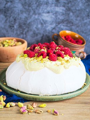 Beza Pavlova z kremem pistacjowym i malinami