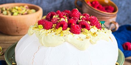 Pavlova z kremem pistacjowym i malinami