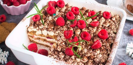 Korzenne tiramisu z malinami