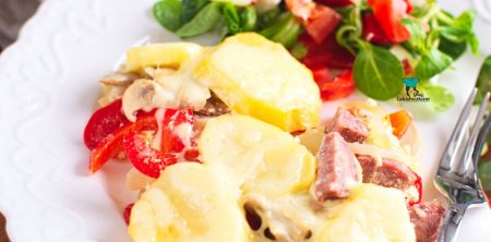 Zapiekanka ziemniaczana z kiełbasą i papryką