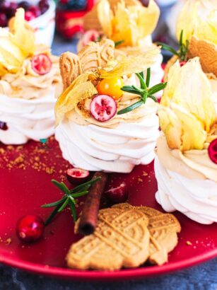 Mini bezy Pavlova z kremem korzennym